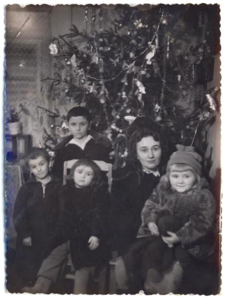 п.Кусье-Александровский. Новый год. 1950-е гг. Тамара Аркадова с детьми: Олегом, Игорем, Светой, Викой.